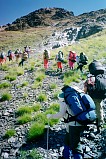 Подъем на перевал Чучхур. В центре выделяется красный рюкзак Юли.